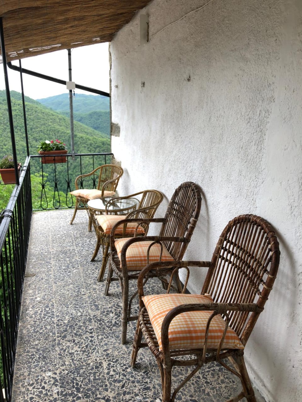 Home Holidays Crasciana, con terrazza vista sulle Alpi Apuane. House in Emilia-Romagna