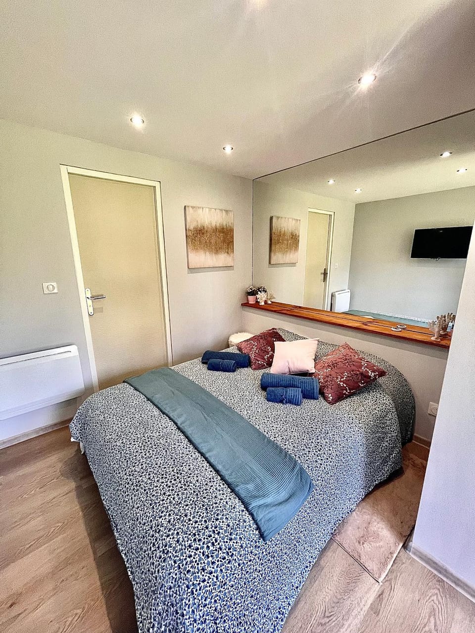 Bed, Photo of the whole room, Bedroom