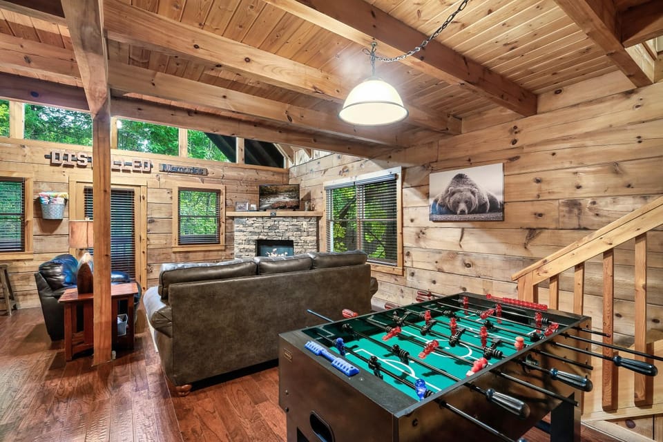 Distilled Memories 8 Miles to Dollywood & Gatlinburg Hot Tub Arcade House in Sevier County