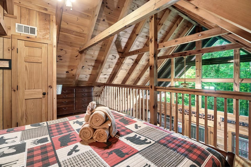 Distilled Memories 8 Miles to Dollywood & Gatlinburg Hot Tub Arcade House in Sevier County