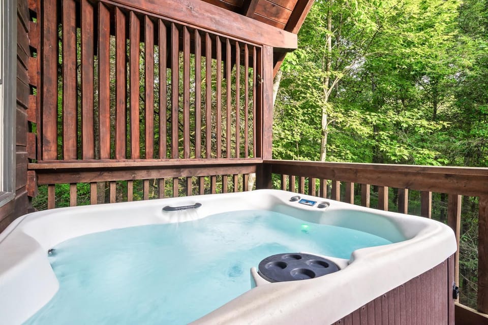 Distilled Memories 8 Miles to Dollywood & Gatlinburg Hot Tub Arcade House in Sevier County