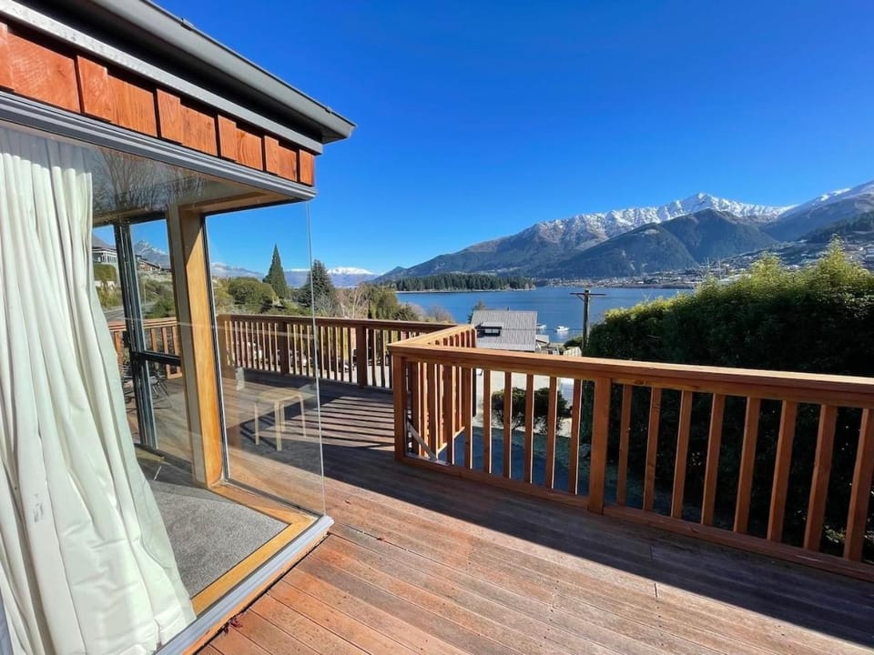 Lakehouse - Water taxi to Queenstown! House in Queenstown