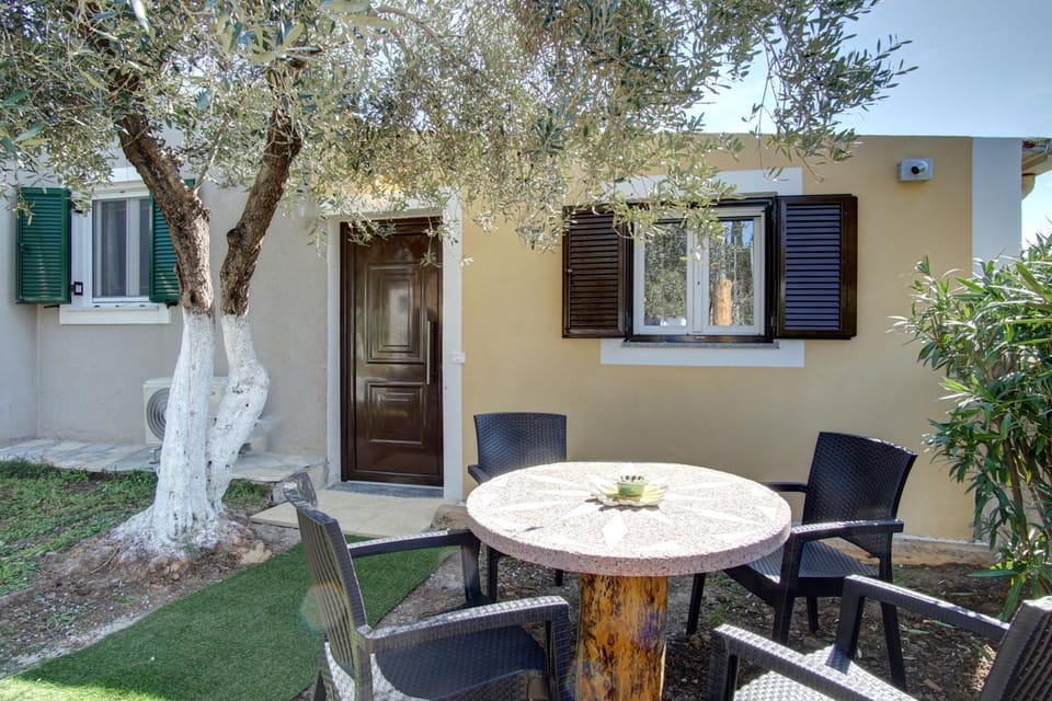 Patio, Garden, Dining area