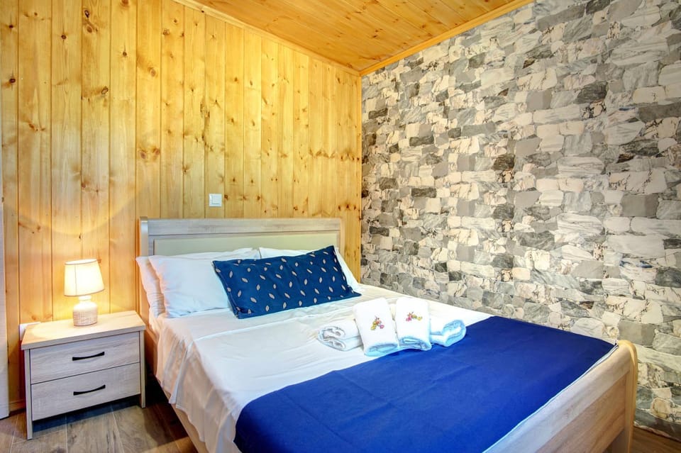 Bed, towels