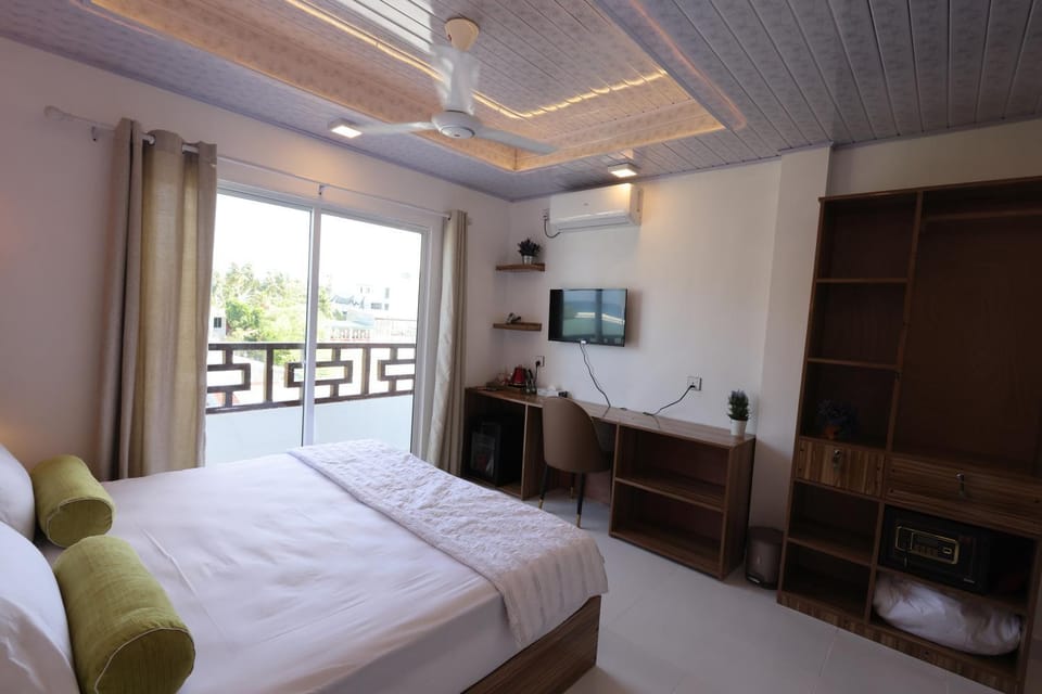 Communal lounge/ TV room, Bed, TV and multimedia, View (from property/room), Photo of the whole room, Bedroom, fireplace, towels, air conditioner