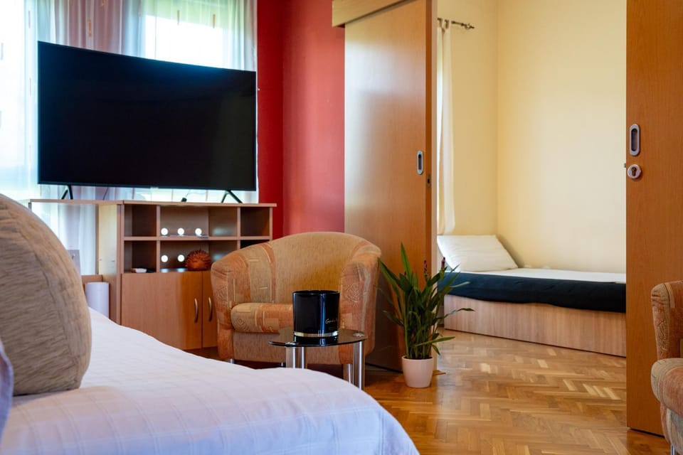 Communal lounge/ TV room, Living room, Seating area