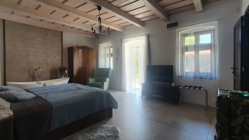 TV and multimedia, Photo of the whole room, Bedroom