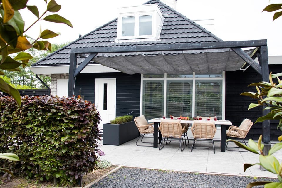 Facade/entrance, Garden, Balcony/Terrace