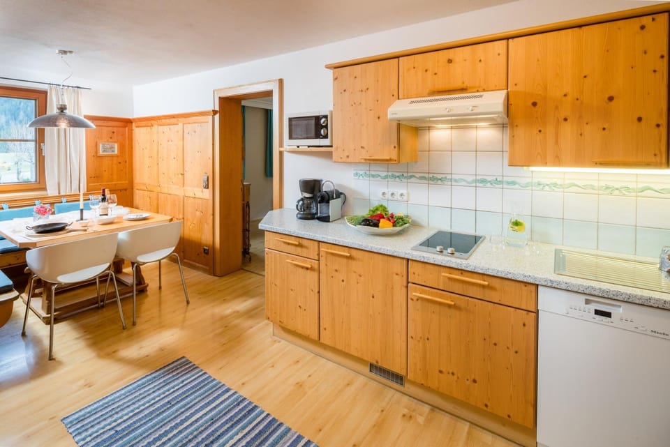 Kitchen or kitchenette, Dining area, dishwasher, stove