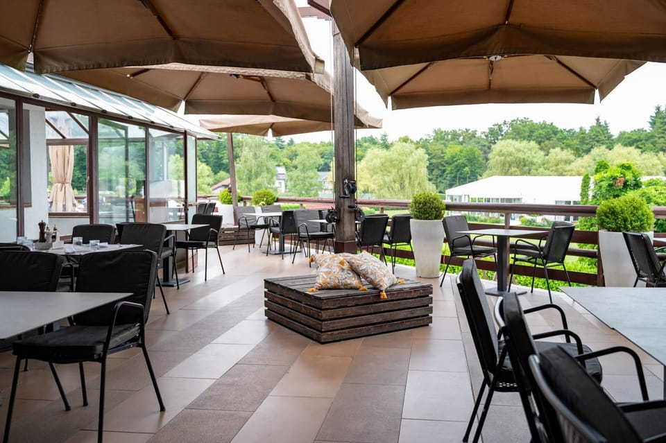 Restaurant/places to eat, Balcony/Terrace, Breakfast