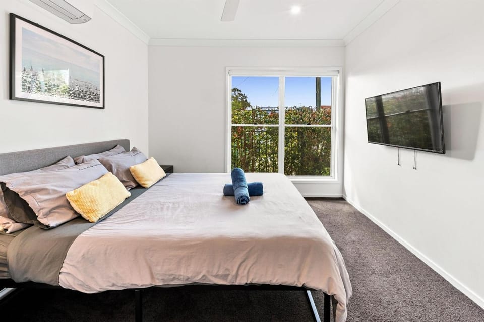 Bed, TV and multimedia, Bedroom