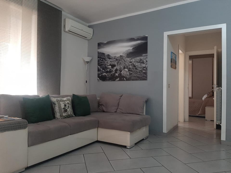 Living room, Seating area, air conditioner