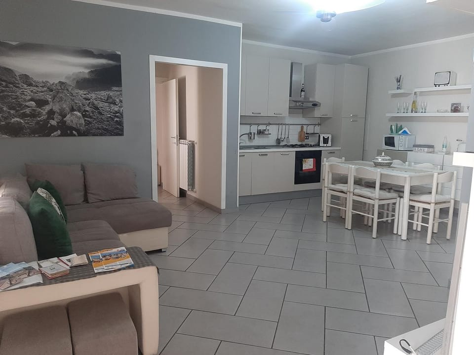 Kitchen or kitchenette, Dining area, minibar, pet friendly