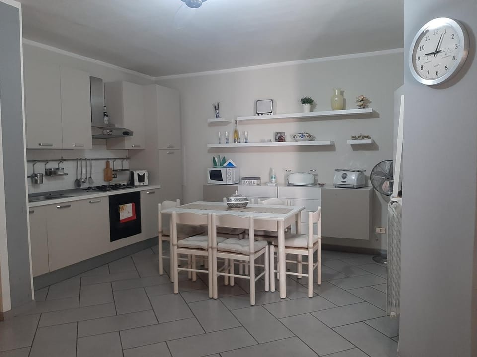 Coffee/tea facilities, Kitchen or kitchenette, Dining area, minibar, pet friendly, toaster