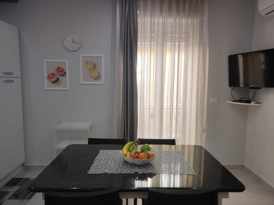 TV and multimedia, Kitchen or kitchenette, Food and drinks, Dining area, Food