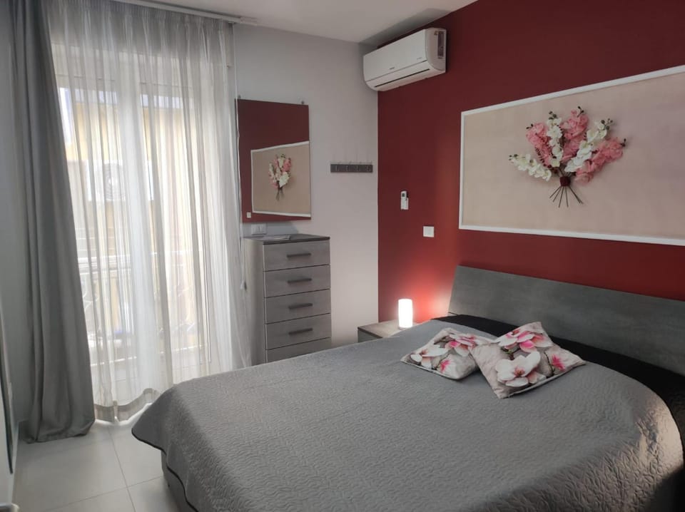 Bed, Photo of the whole room, Bedroom, air conditioner