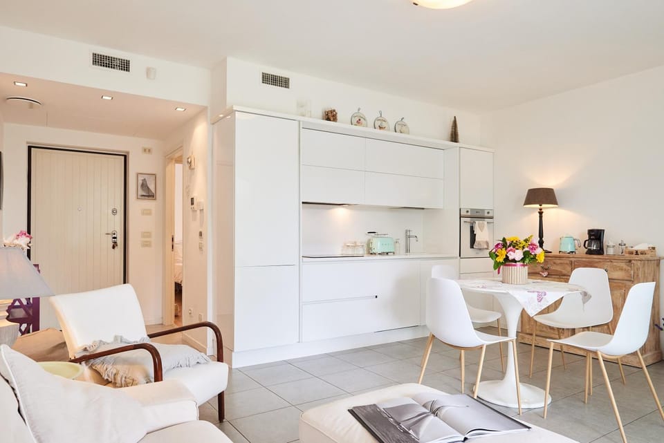 Kitchen or kitchenette, Living room