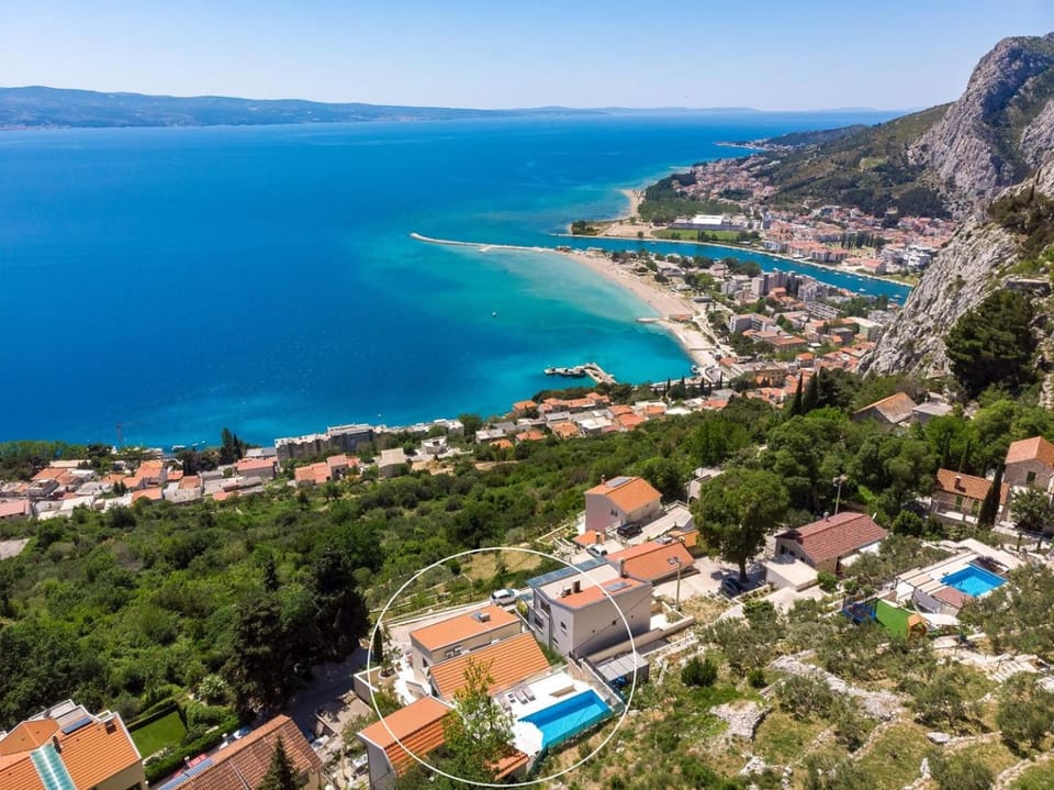 City view, Mountain view, Sea view