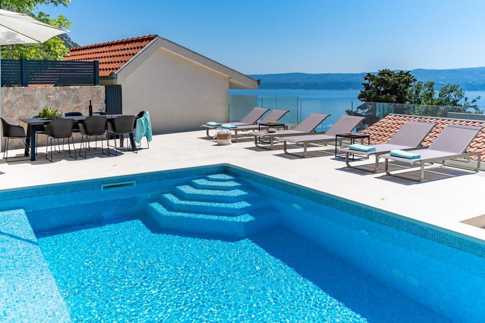 Property building, Balcony/Terrace, Swimming pool