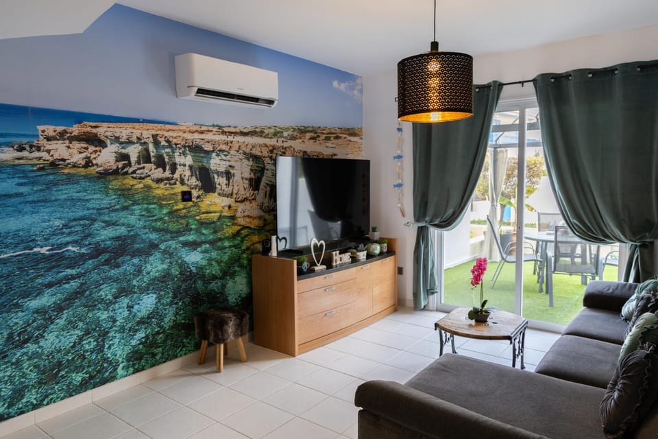 Communal lounge/ TV room, TV and multimedia, Living room, Seating area