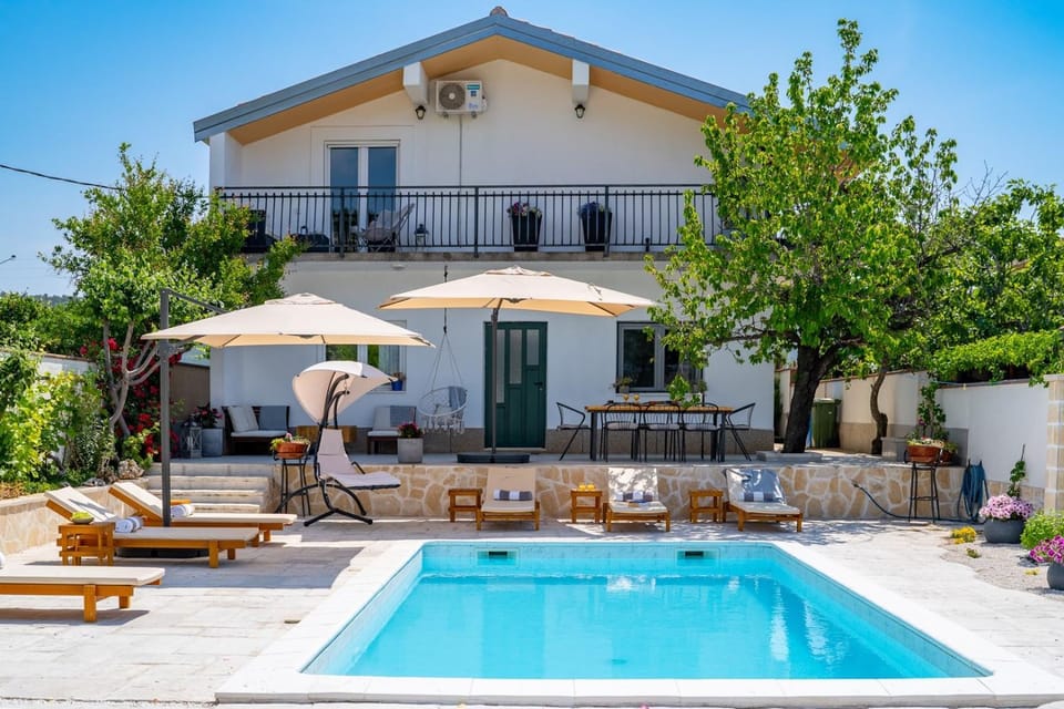 Villa Little Paradise with a private pool, 4 bedrooms, 2 living areas, 3km from the beach in Marina Villa in Split-Dalmatia County
