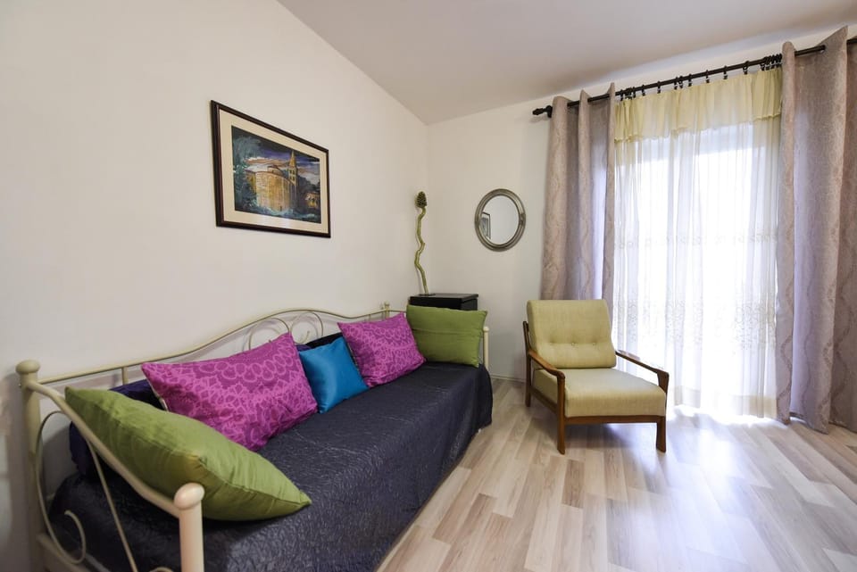 Bed, Living room