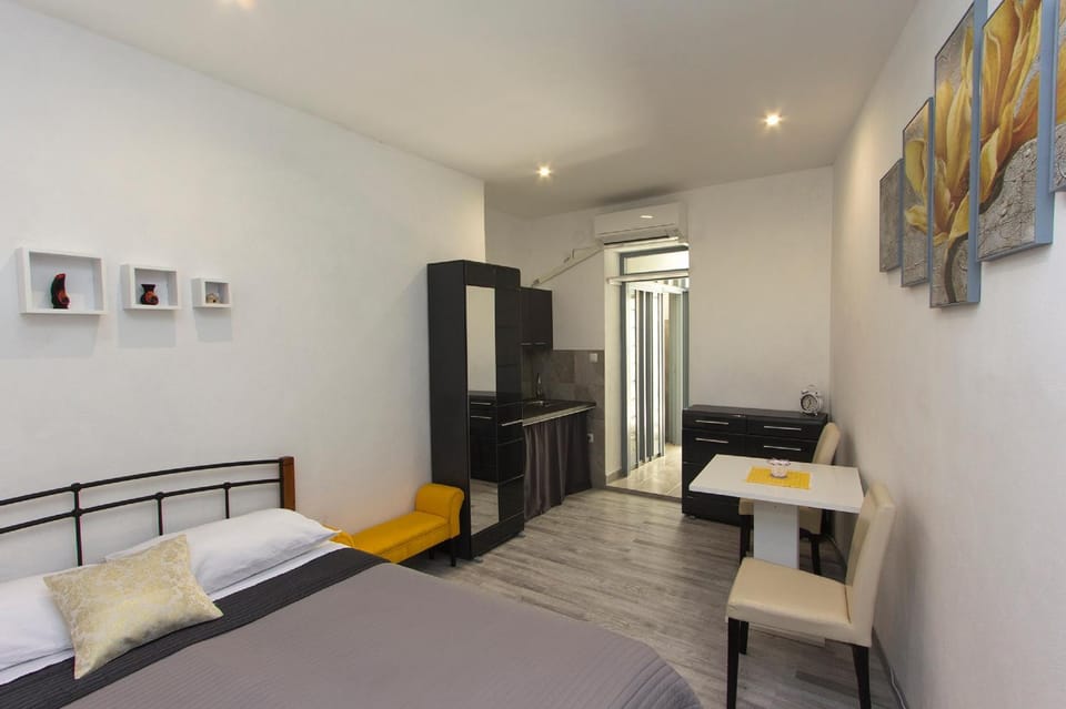 Kitchen or kitchenette, Living room, Dining area, Bedroom