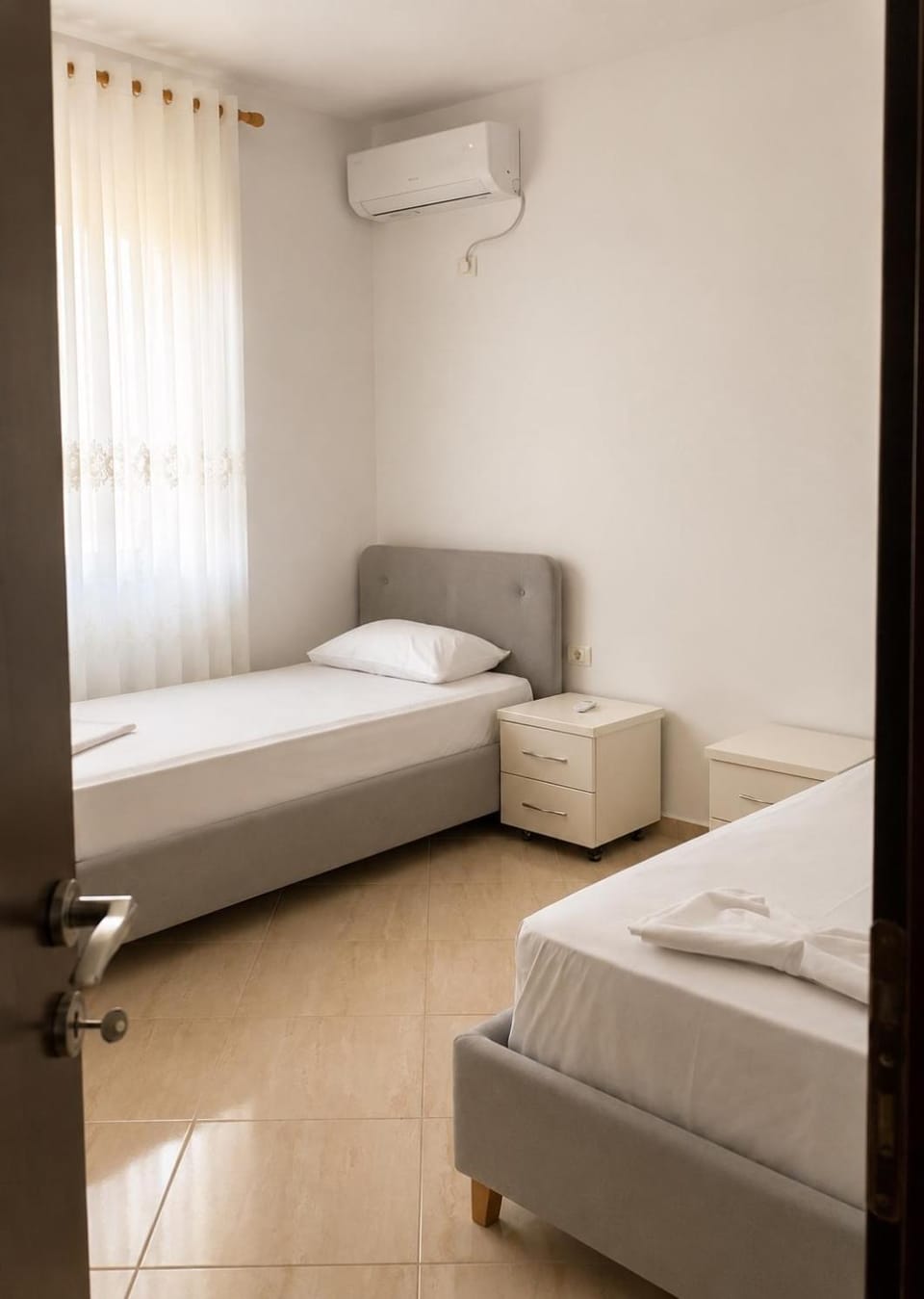 Bed, Photo of the whole room, Bedroom, air conditioner