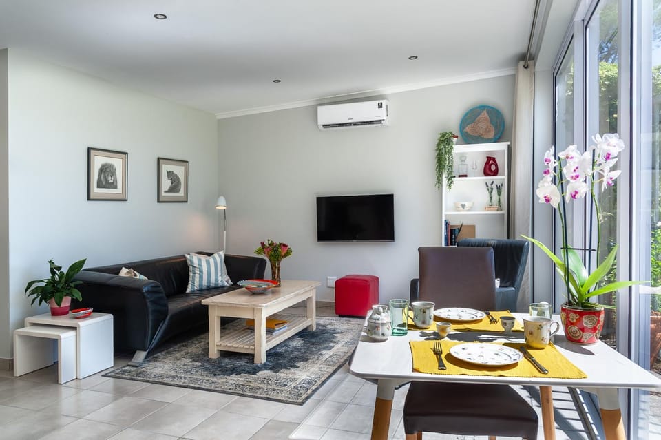 TV and multimedia, Living room, Seating area, Dining area, air conditioner