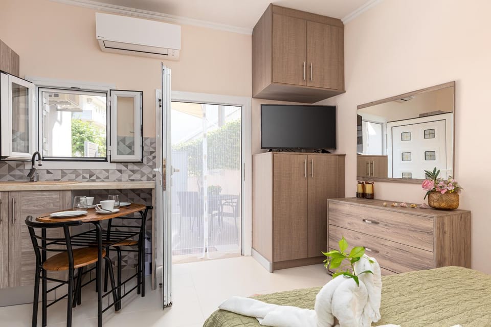 TV and multimedia, Kitchen or kitchenette, Dining area, air conditioner