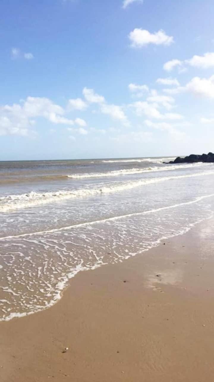 Relaxing Chalet on popular California Sands short stroll to beach, nr Norfolk Broads & Great Yarmouth House in England