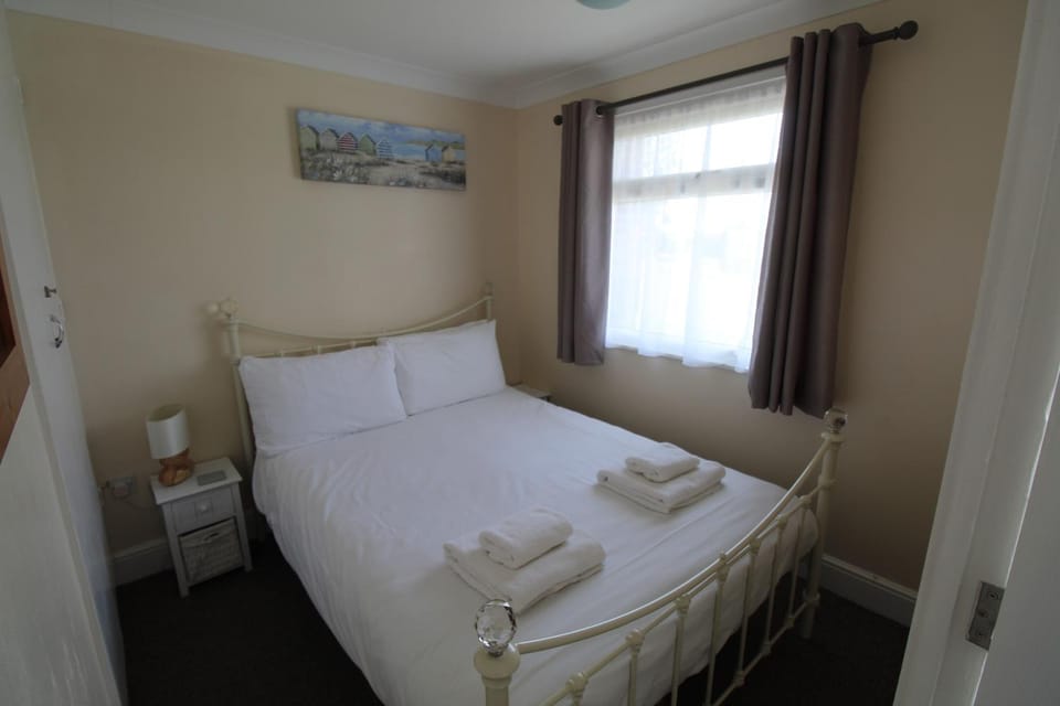Relaxing Chalet on popular California Sands short stroll to beach, nr Norfolk Broads & Great Yarmouth House in England