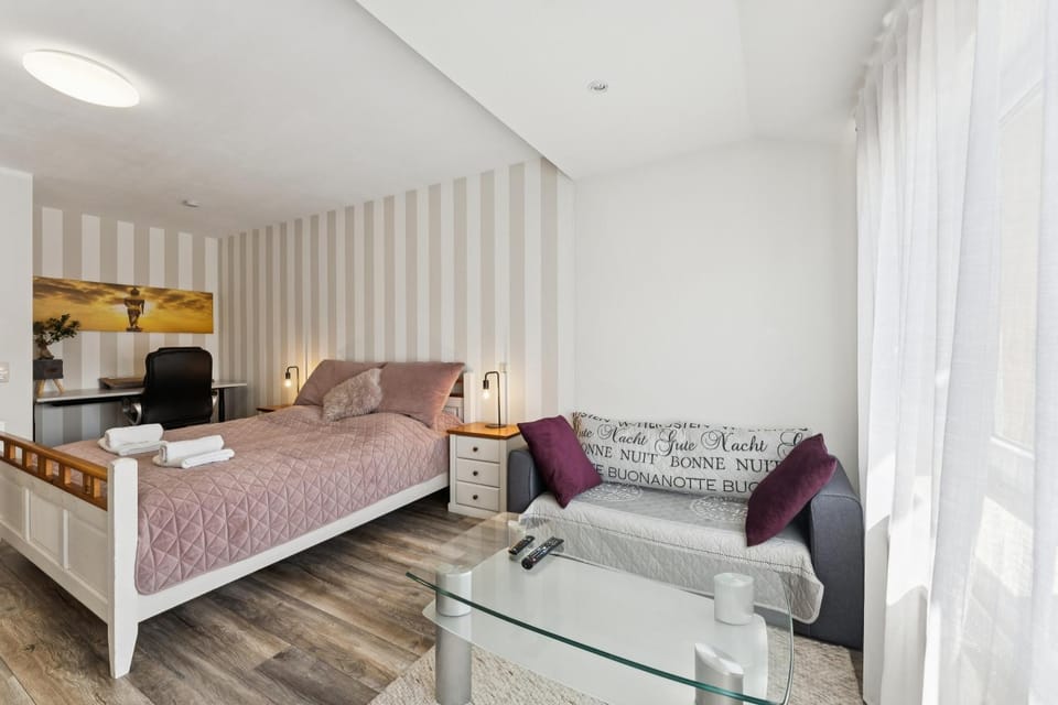 Bed, Living room, Photo of the whole room, Seating area, Bedroom, towels
