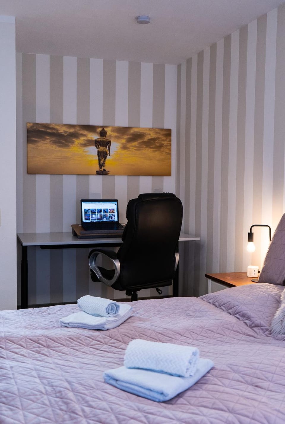 Bed, Photo of the whole room, Seating area, Bedroom