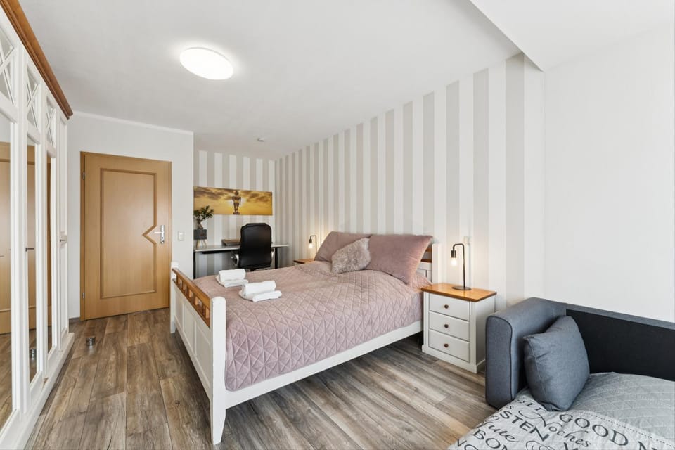 Bed, Living room, Photo of the whole room, Seating area, Bedroom, wardrobe