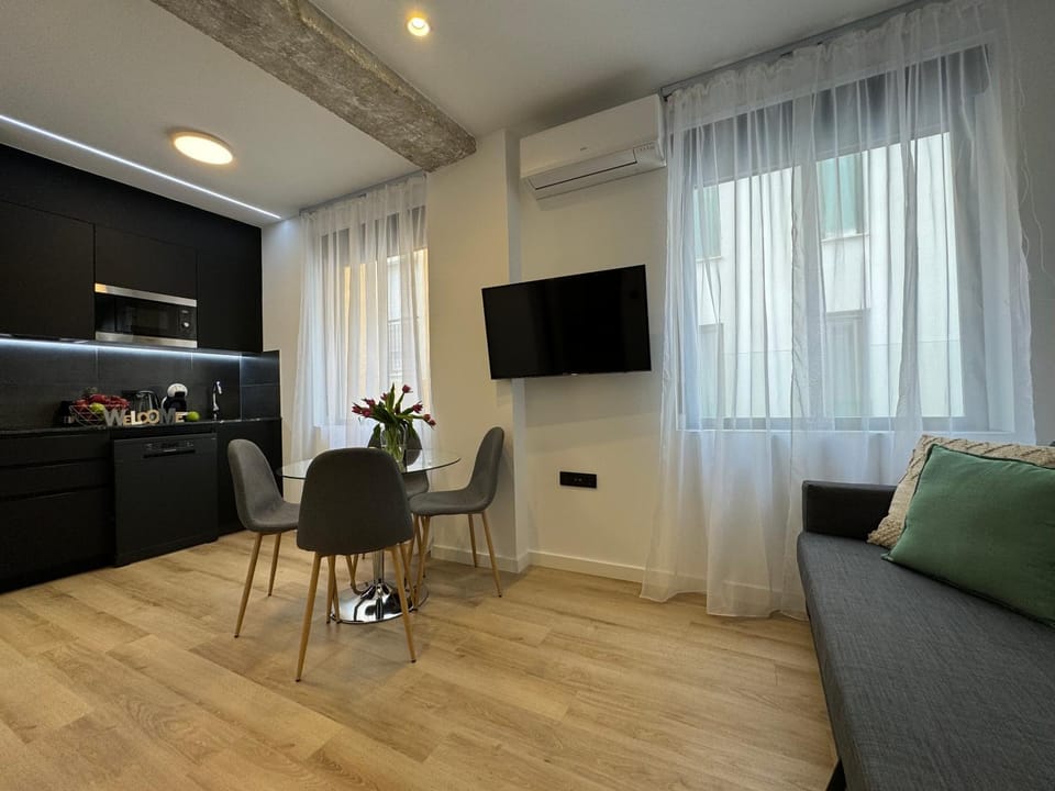 TV and multimedia, Kitchen or kitchenette, Living room, Seating area, Dining area, air conditioner