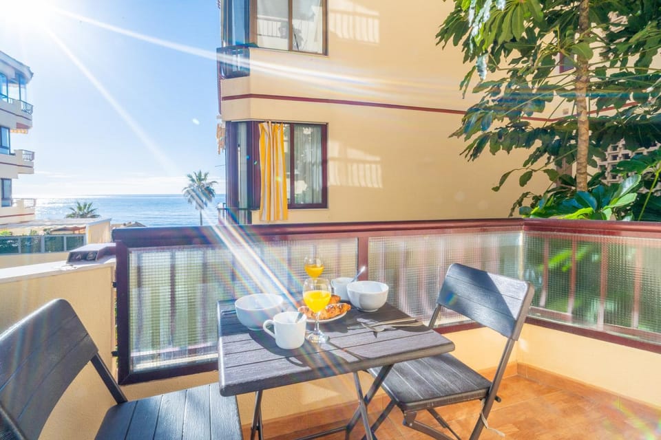 Beachfront Apartment with Pool, Padel & Private Parking Apartment in Costa del Sol