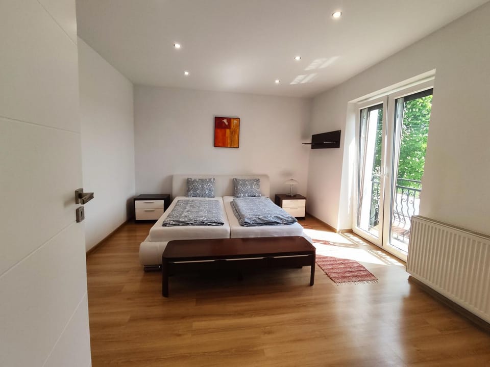 Apartament GórnyŚląsk blisko jeziora - 120qm - 3 sypialnie z parkingiem i klimatyzacją - Flat UpperSilesia with Parking & air conditioning - Ferienwohnung OberSchlesien mit 3 Schlafzimmern inklusive Parkplatz und Klima - Nähe Badesee und Sandstrand Apartment in Poland