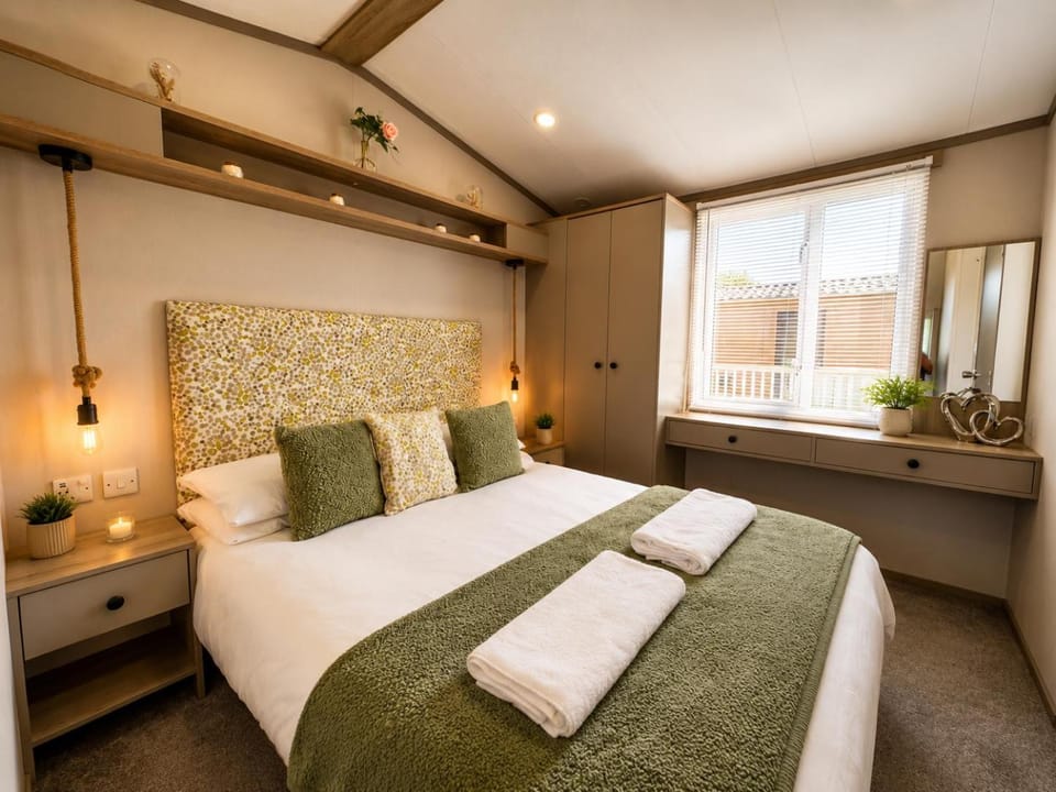 Lazy Bunny Lodge with Hot Tub House in England