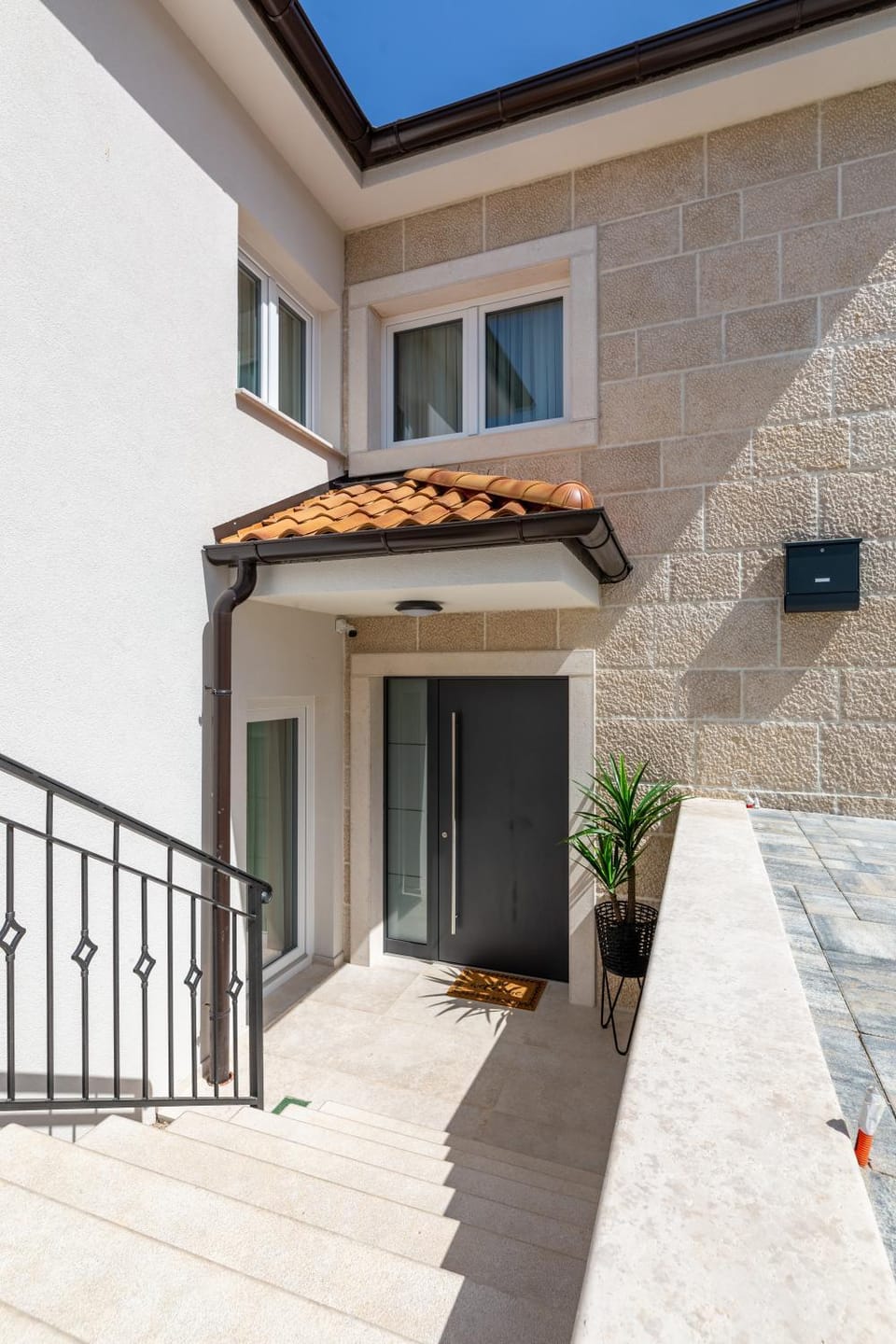 Facade/entrance