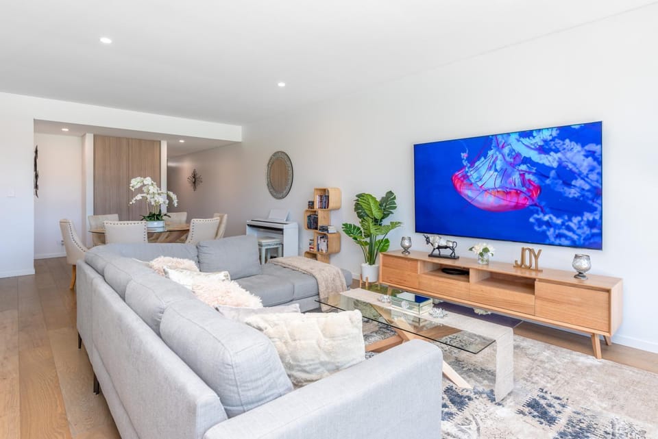 TV and multimedia, View (from property/room), View (from property/room), Living room, Seating area, Dining area, Evening entertainment, Sea view, Sea view