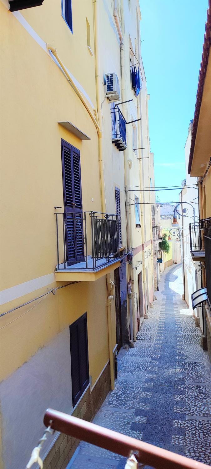Neighbourhood, Balcony/Terrace
