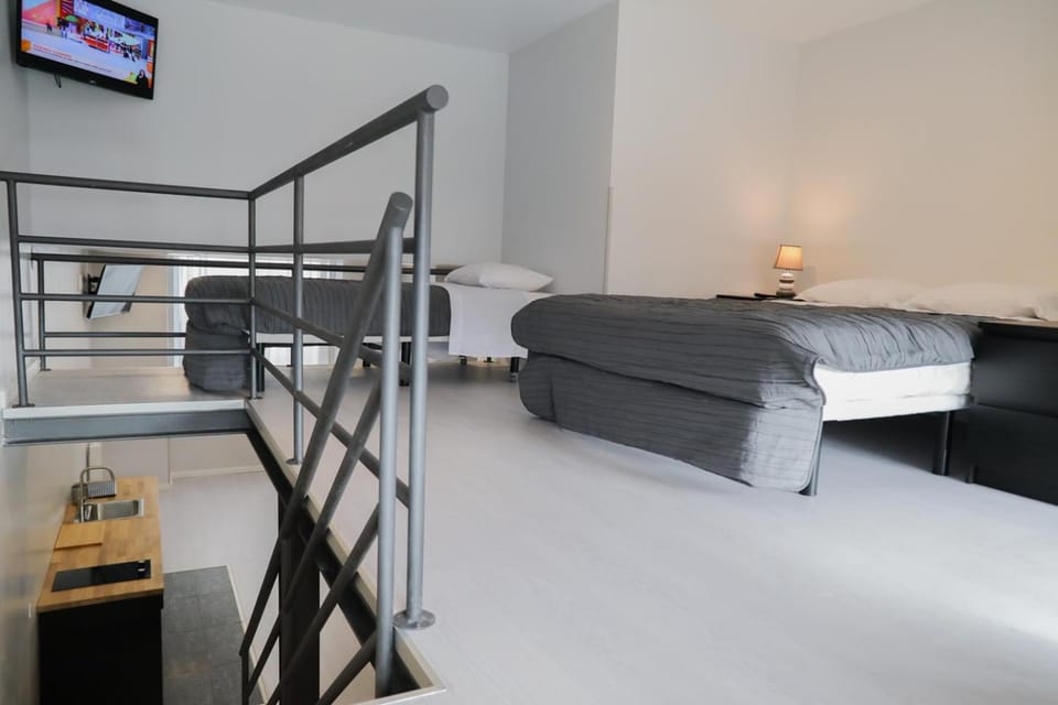Bed, TV and multimedia, Photo of the whole room, Bedroom