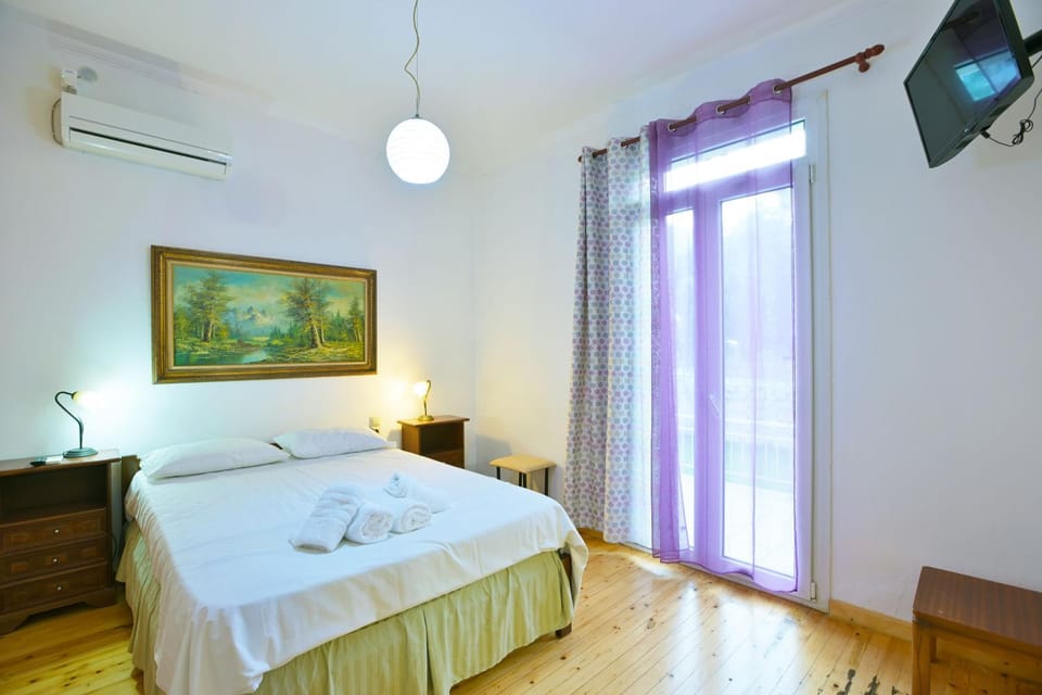 Bed, TV and multimedia, Bedroom, air conditioner