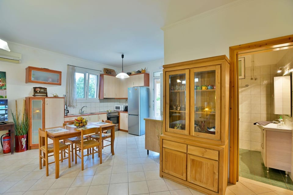 Bathroom, Dining area, kitchen