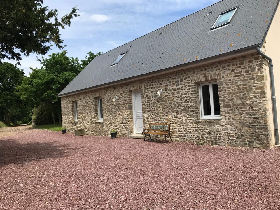 Property building, Patio, Facade/entrance, Parking