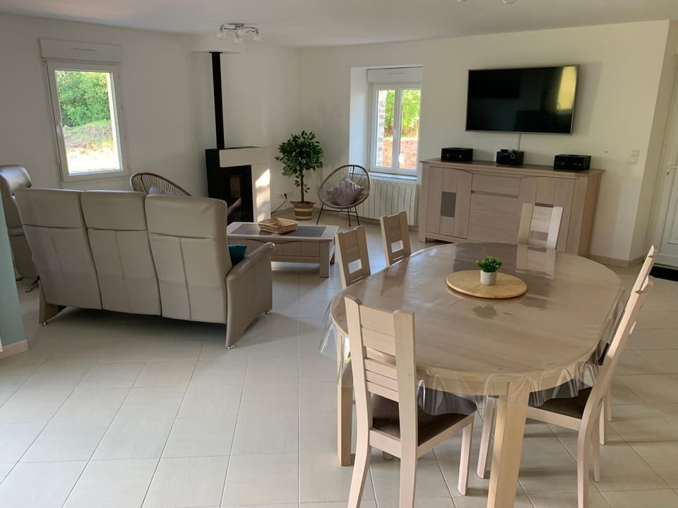 Communal lounge/ TV room, TV and multimedia, Living room, Seating area, Dining area, City view, Garden view, Landmark view