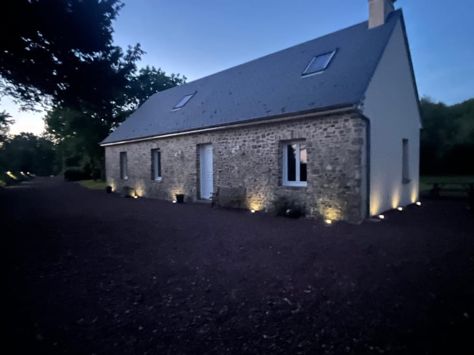 Property building, Facade/entrance, Night, Landmark view, Parking