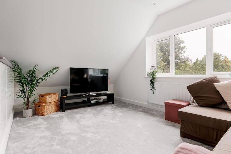 The Hideout - 20-Minute Walk to Bournemouth Gardens Apartment in Poole