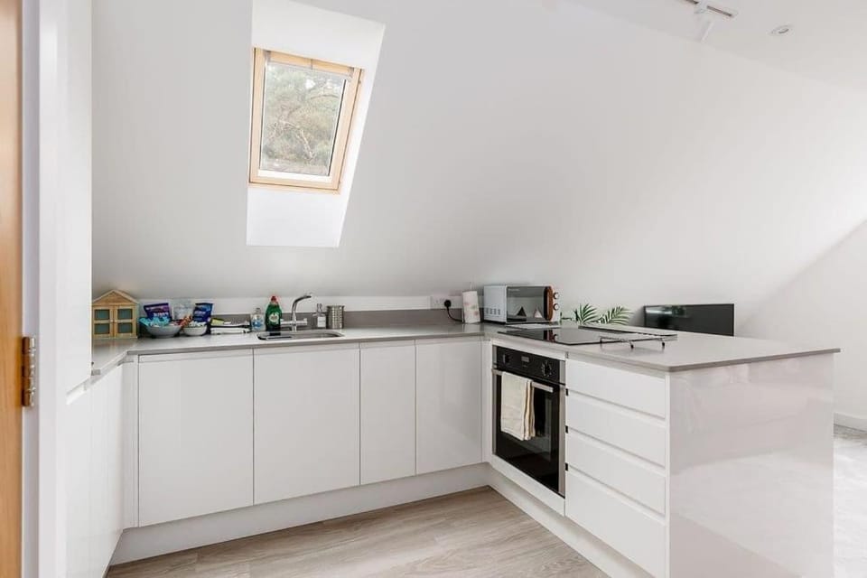 The Hideout - 20-Minute Walk to Bournemouth Gardens Apartment in Poole